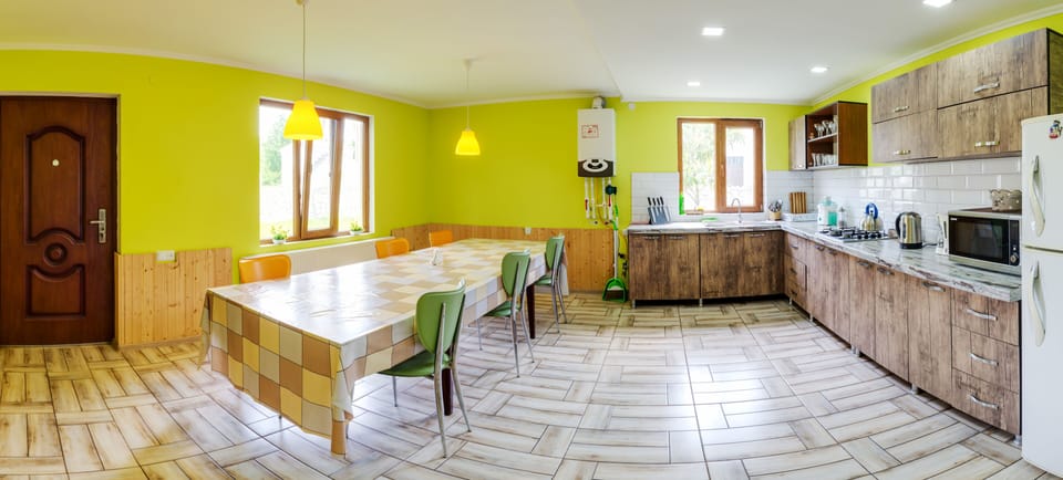 Basic House, 2 Twin Beds, Non Smoking | Shared kitchen | Fridge, microwave, stovetop, coffee/tea maker