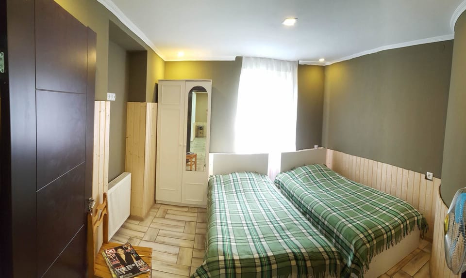 Basic House, 2 Twin Beds, Non Smoking | Soundproofing, iron/ironing board, free WiFi, bed sheets