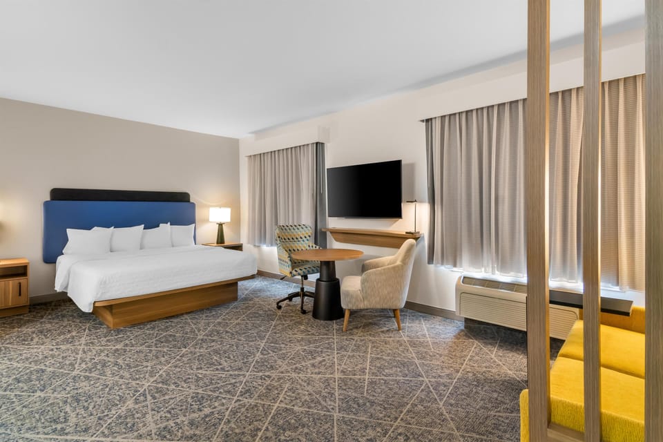 Studio Suite, 1 King Bed with Sofa bed, Non Smoking | Hypo-allergenic bedding available, desk, laptop workspace