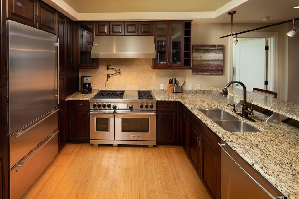 Hypo-allergenic bedding, in-room safe, desk, laptop workspace