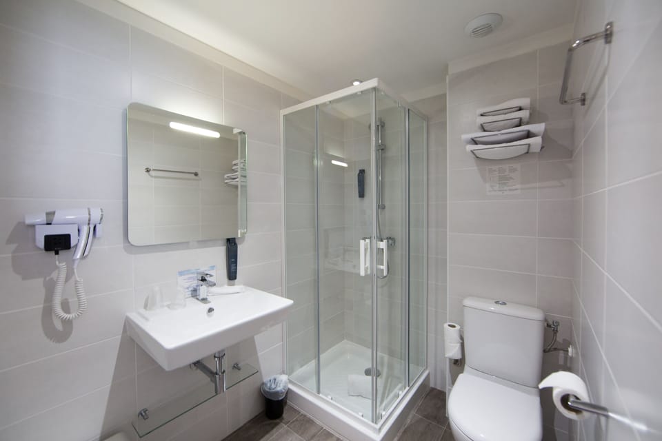 Shower, hair dryer, towels