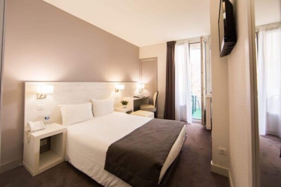 Comfort Double Room with balcony | In-room safe, individually furnished, desk, laptop workspace