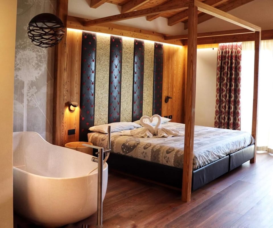 In-room safe, desk, soundproofing, free WiFi