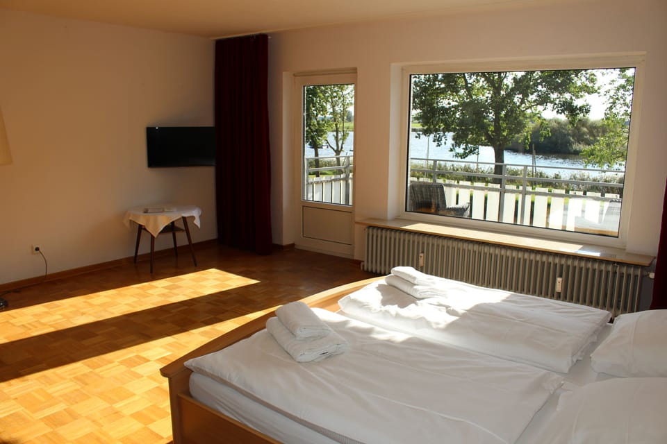 Apartment, 2 Bedrooms | Desk, soundproofing, free WiFi, bed sheets