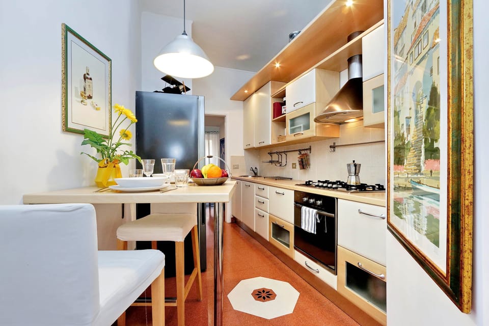 Full-size fridge, microwave, oven, stovetop