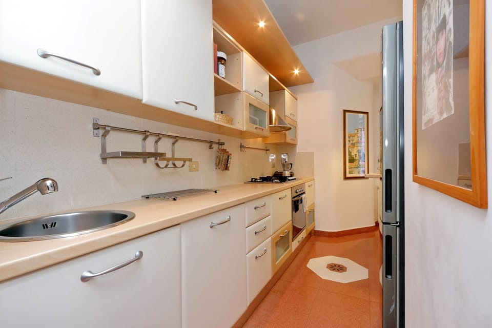 Full-size fridge, microwave, oven, stovetop