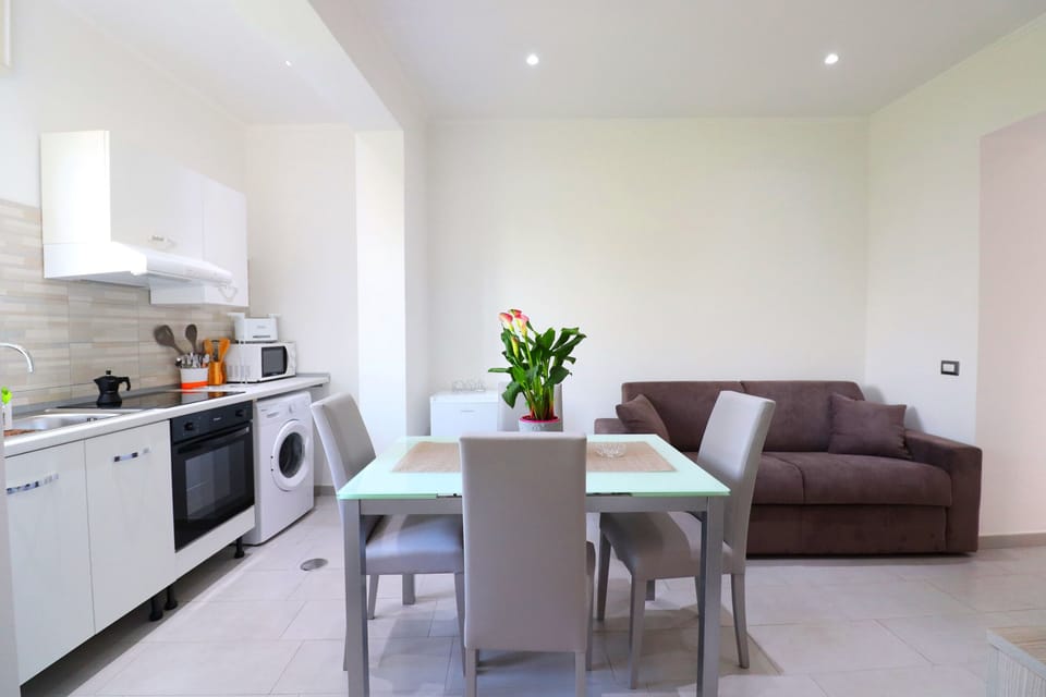 City Apartment, 1 Bedroom | Dining room