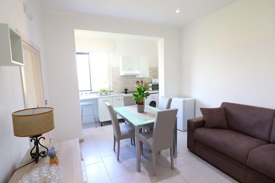 City Apartment, 1 Bedroom | Dining room