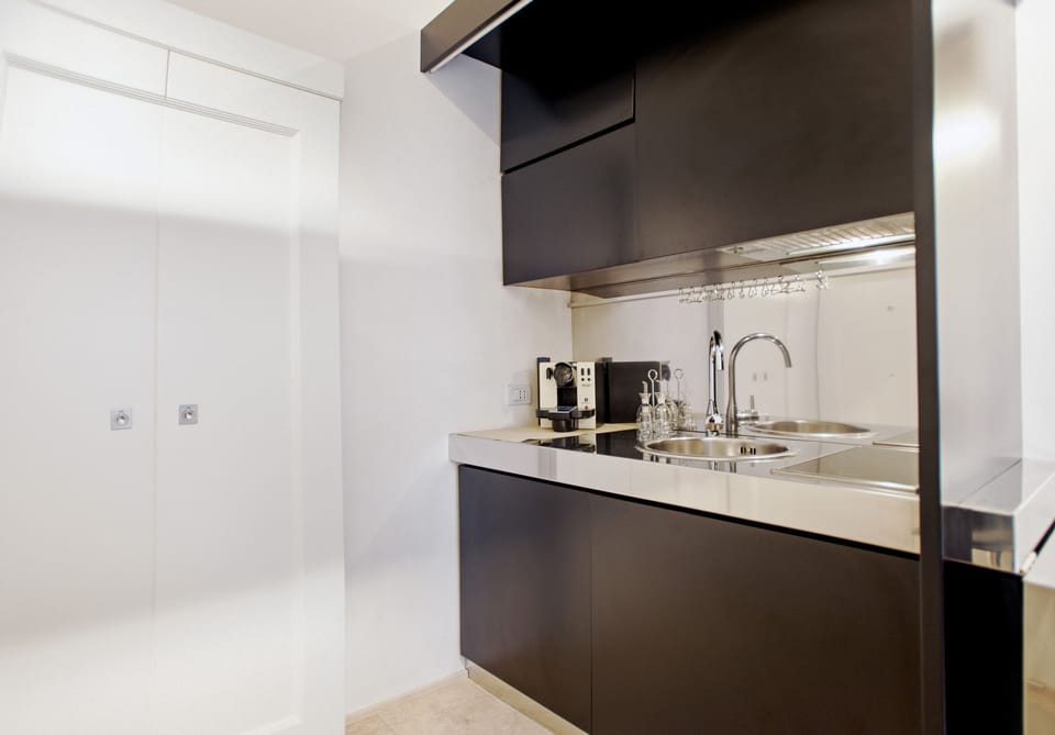 Studio | Private kitchenette | Fridge, microwave, stovetop, dishwasher