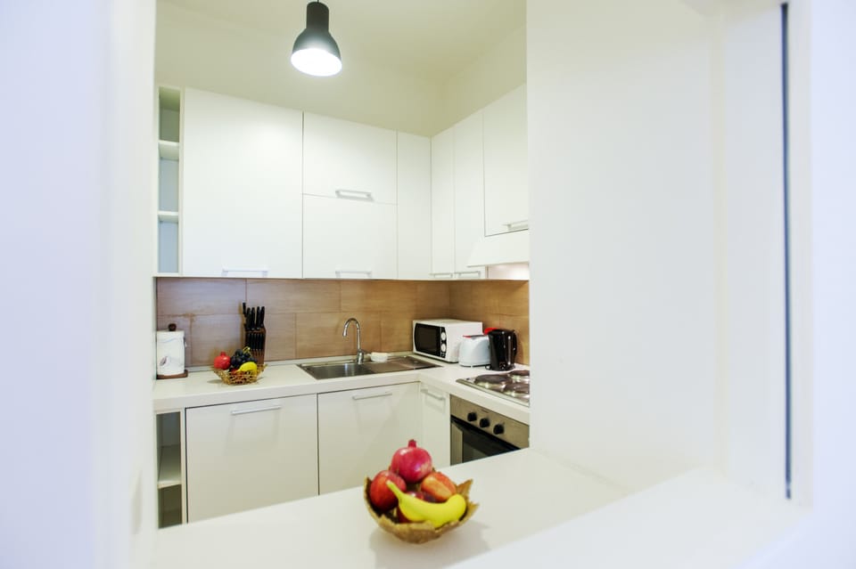 Apartment, 3 Bedrooms | Private kitchen | Full-size fridge, microwave, oven, stovetop