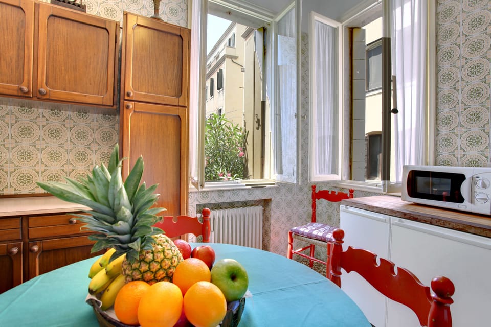 Apartment, 1 Bedroom | Private kitchen | Full-size fridge, microwave, oven, stovetop