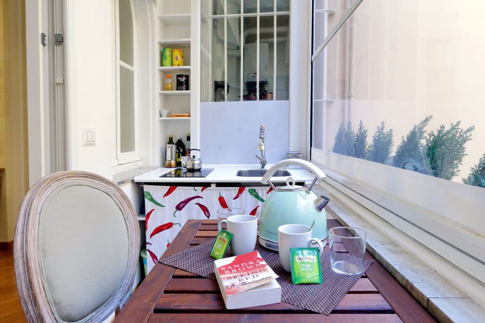Full-size fridge, microwave, stovetop, dishwasher