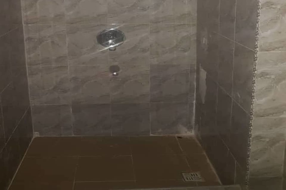 Luxury Room | Bathroom | Shower, towels