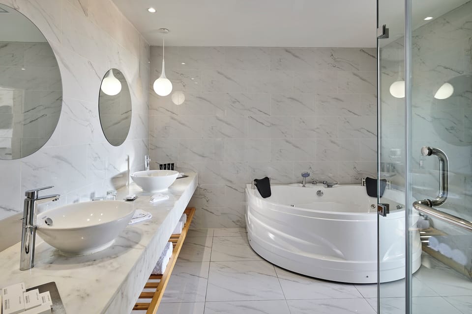 Suite (Penthouse Suite) | Bathroom | Free toiletries, hair dryer, towels