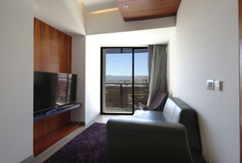 Grand Deluxe 2 King Beds, Non smoking | Down comforters, in-room safe, desk, iron/ironing board