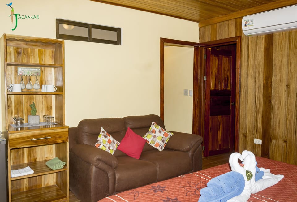 In-room safe, WiFi (free), bed sheets