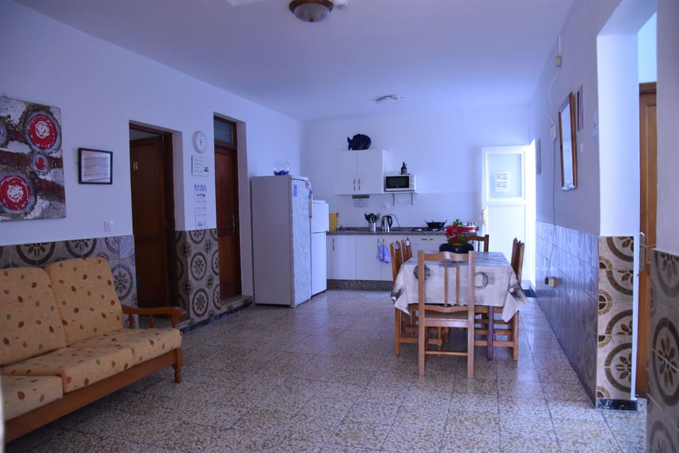 Full-size fridge, microwave, oven, stovetop