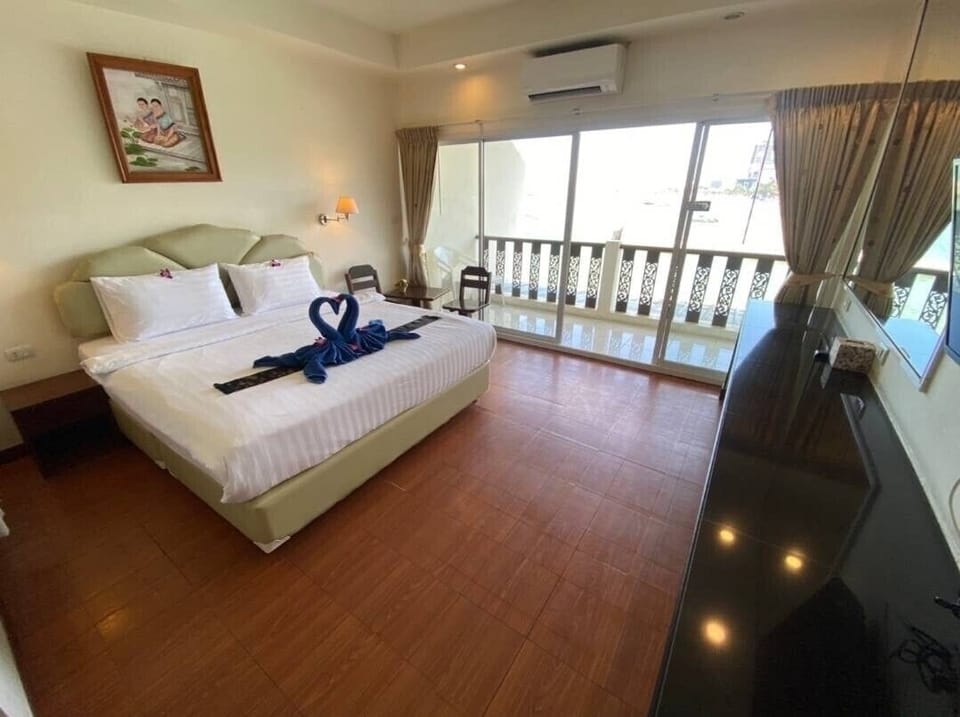 Deluxe Double Room with Sea View | Minibar, in-room safe, free wired internet