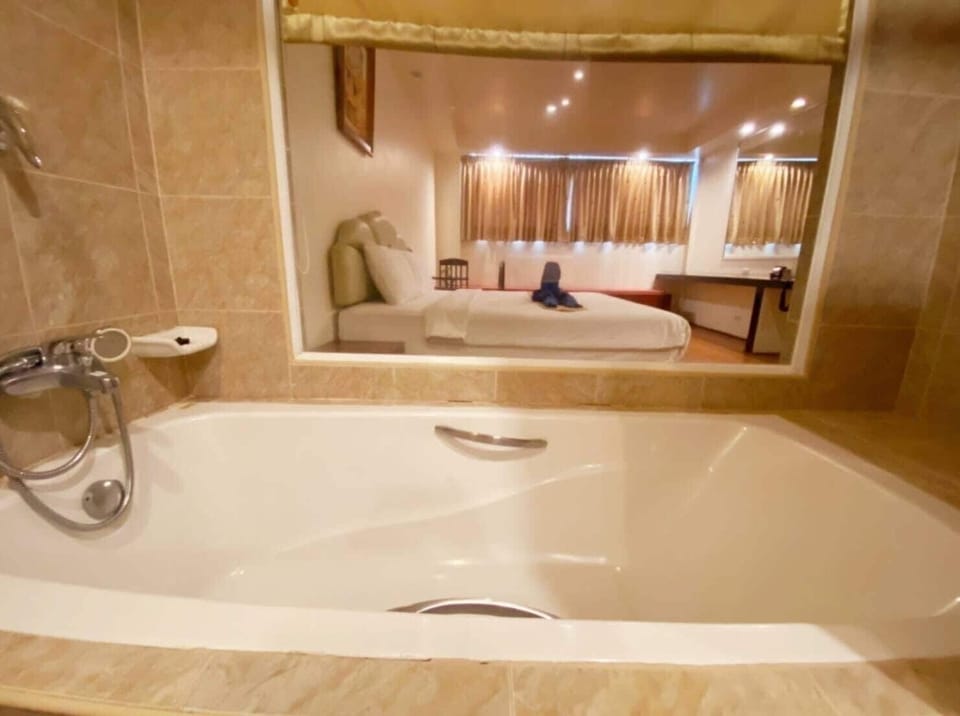 Superior Double Room | Bathroom | Free toiletries