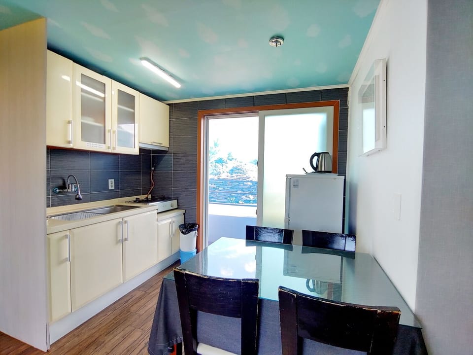 Rosemary | Private kitchen | Fridge, microwave, stovetop, electric kettle