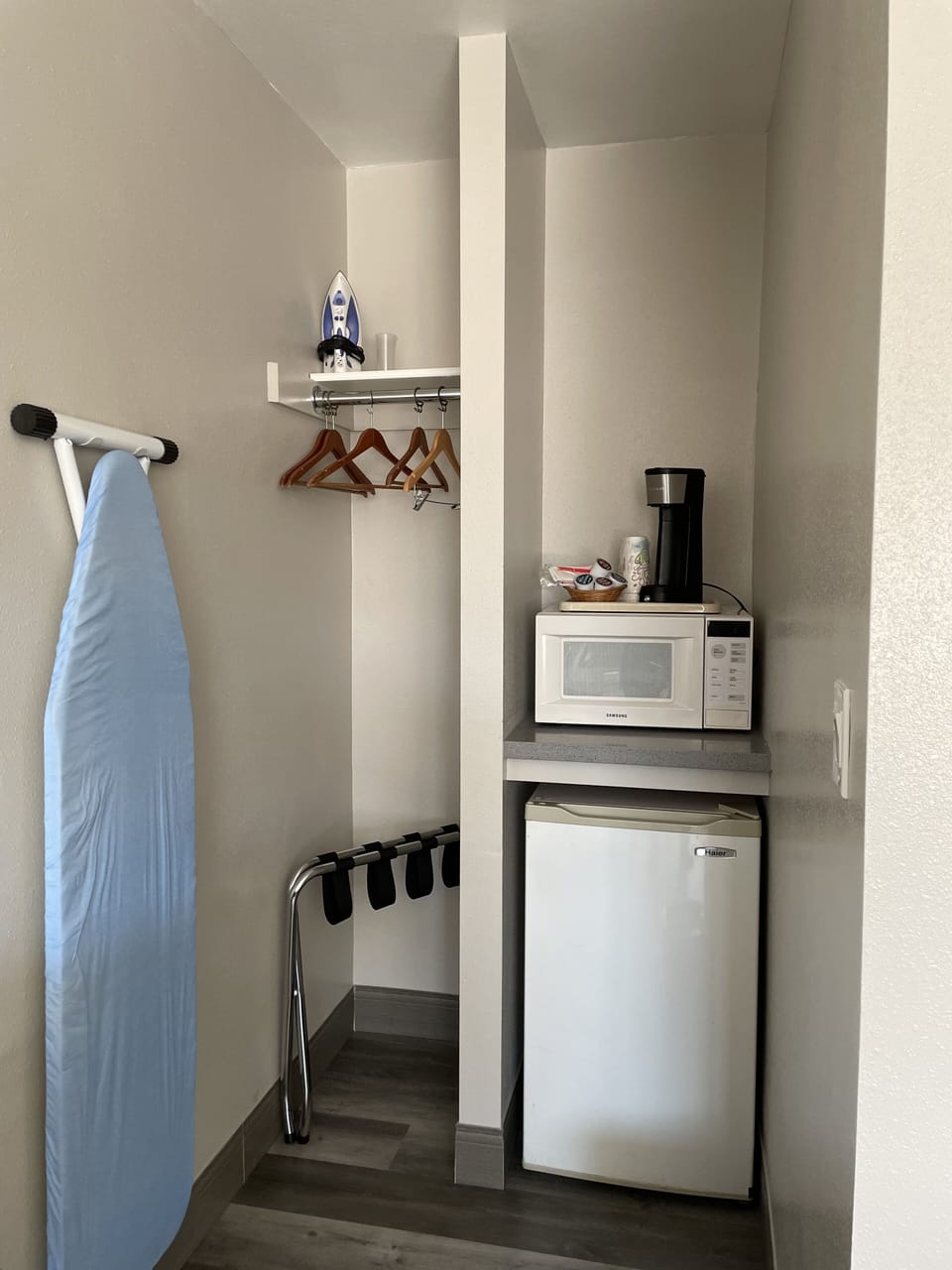 Standard Room, 1 Queen Bed | Desk, laptop workspace, free WiFi, bed sheets