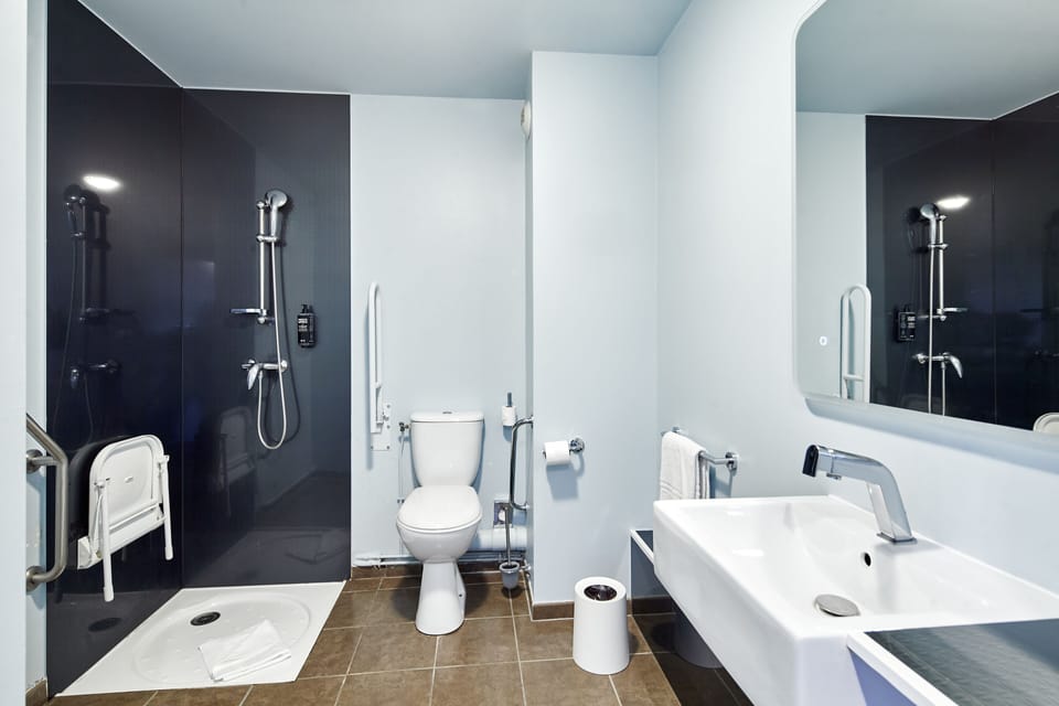 Classic Double Room, Accessible, Non Smoking | Bathroom | Shower, free toiletries, towels