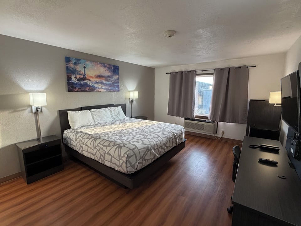 Room, 1 King Bed | Desk, free WiFi, bed sheets, alarm clocks