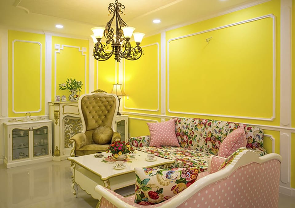 Luxury Apartment, 1 King Bed, Accessible, Non Smoking | Living room | Smart TV, Netflix
