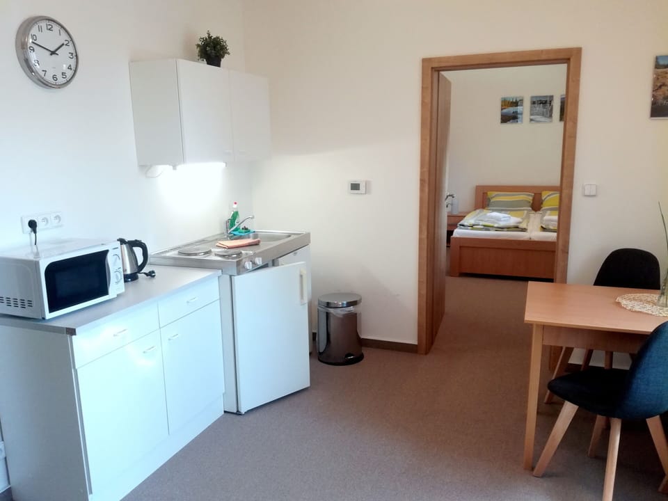 Family Suite, 1 Bedroom, Kitchen | Private kitchen | Fridge, microwave, stovetop, electric kettle