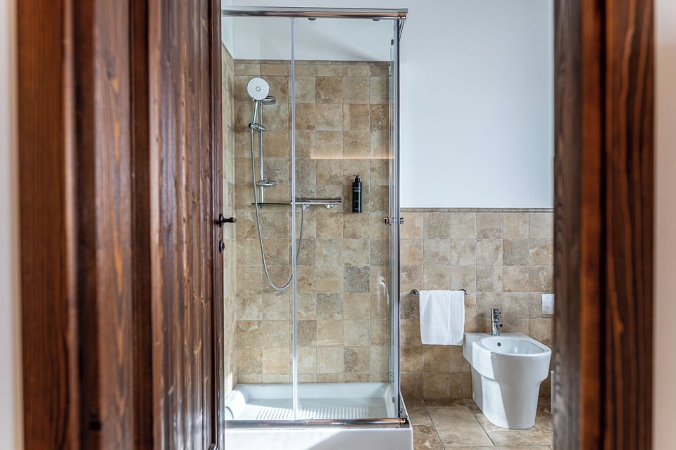 Standard Double Room, Garden View | Bathroom | Shower, free toiletries, hair dryer, bidet
