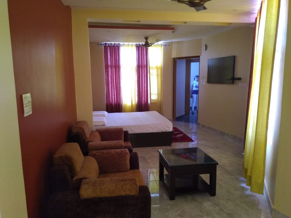 Deluxe Double Room, 1 King Bed, Non Smoking | 1 bedroom, soundproofing, free WiFi