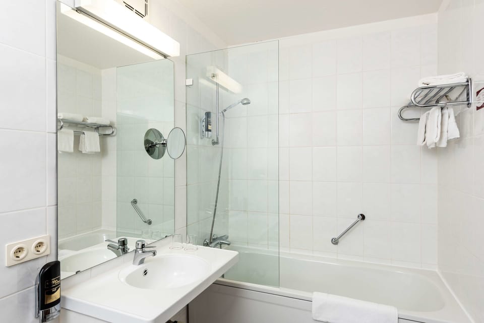 Deep soaking tub, free toiletries, hair dryer, towels