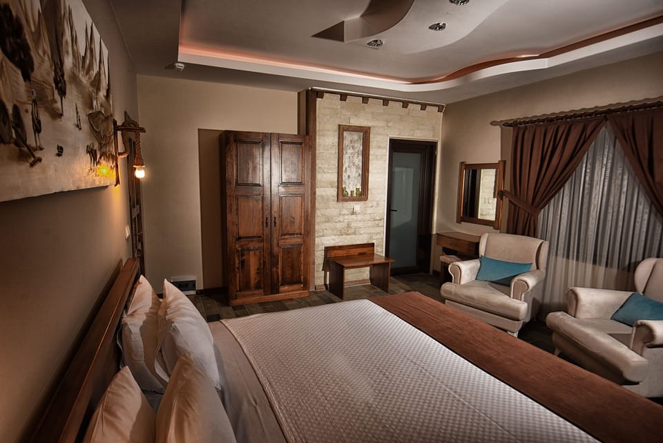 Deluxe Room | Egyptian cotton sheets, premium bedding, in-room safe