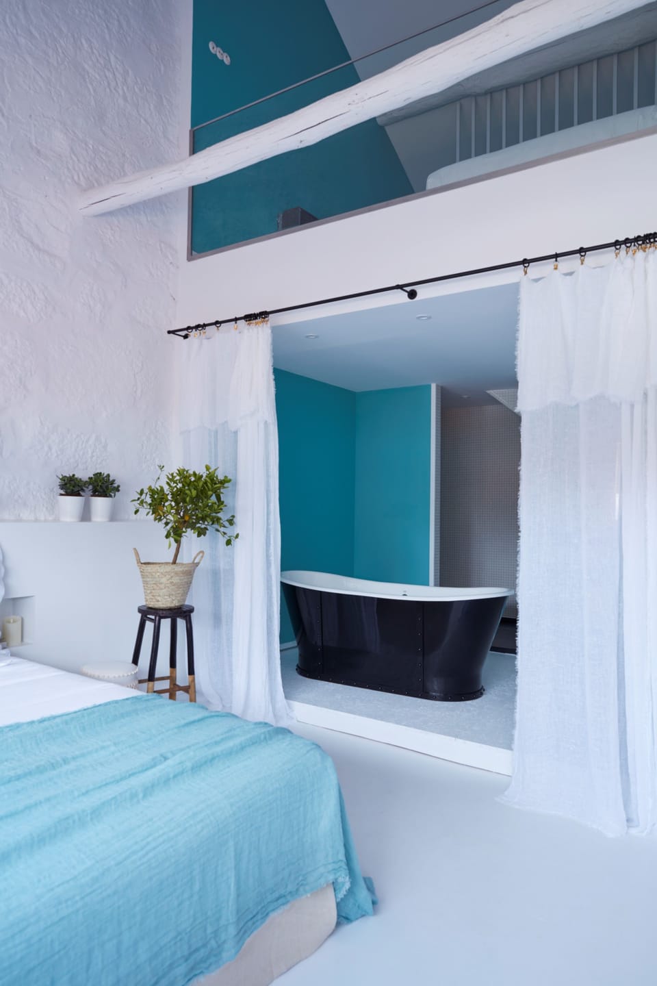 Family Duplex, Multiple Beds, Non Smoking | Bathroom | Designer toiletries, hair dryer, bathrobes, towels