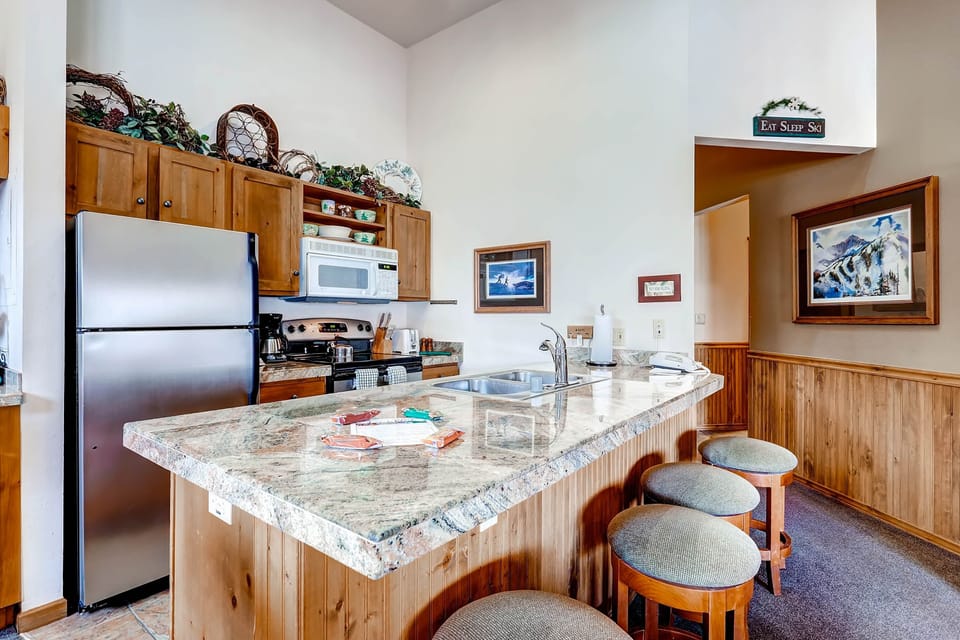 Condo, 3 Bedrooms | Private kitchen | Full-size fridge, microwave, oven, dishwasher