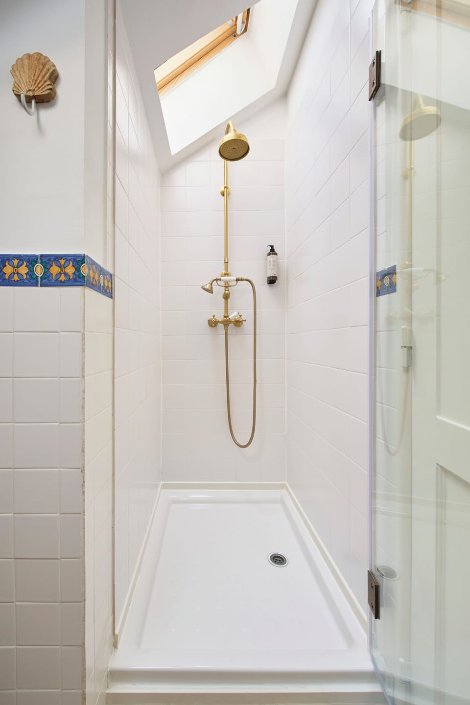 Premium Double Room | Bathroom | Free toiletries, hair dryer, towels