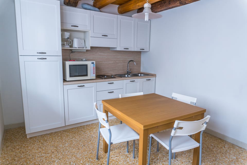 Apartment, 2 Bedrooms, Pool View | Private kitchen