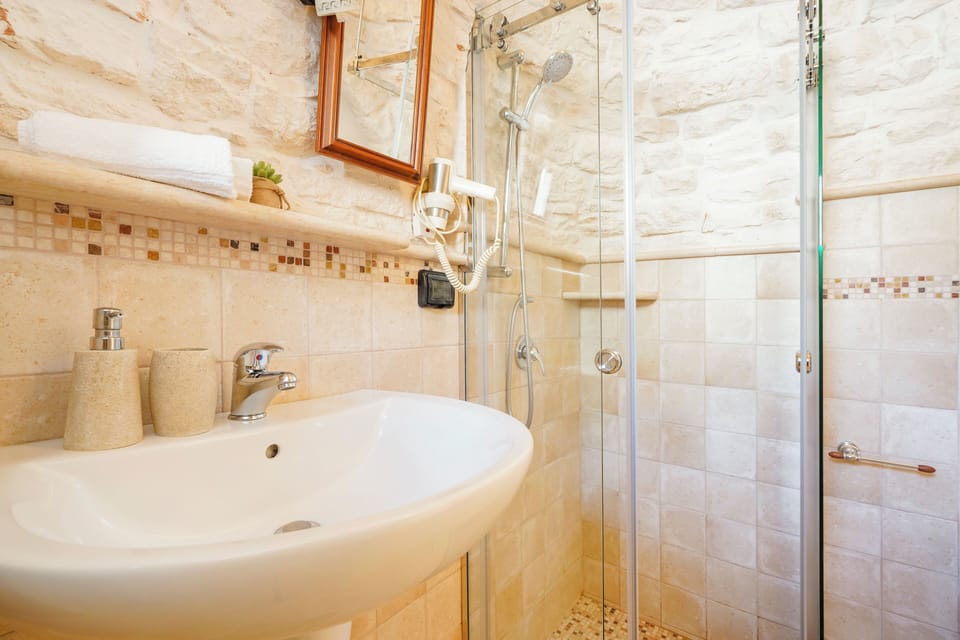 Apartment (Giada) | Bathroom | Shower, slippers, bidet