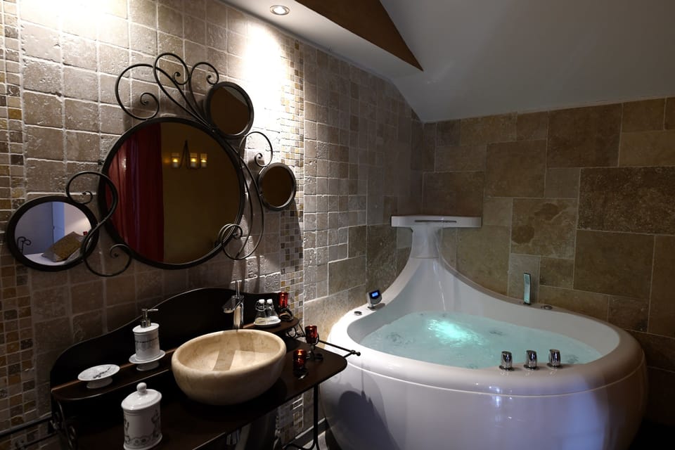 Romantic Suite | Bathroom | Shower, free toiletries, hair dryer, bathrobes