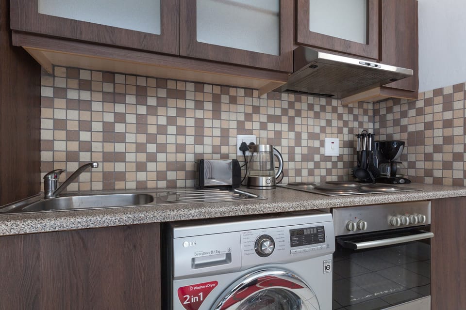 Apartment (2 Bedrooms) | Private kitchen | Fridge, microwave, oven, stovetop