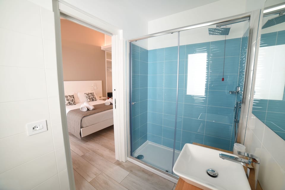 Classic Double Room, Balcony | Bathroom | Shower, slippers, bidet, towels