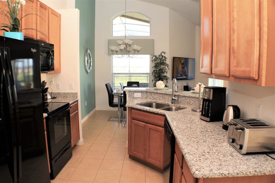 Family House | Private kitchen | Full-size fridge, microwave, oven, stovetop