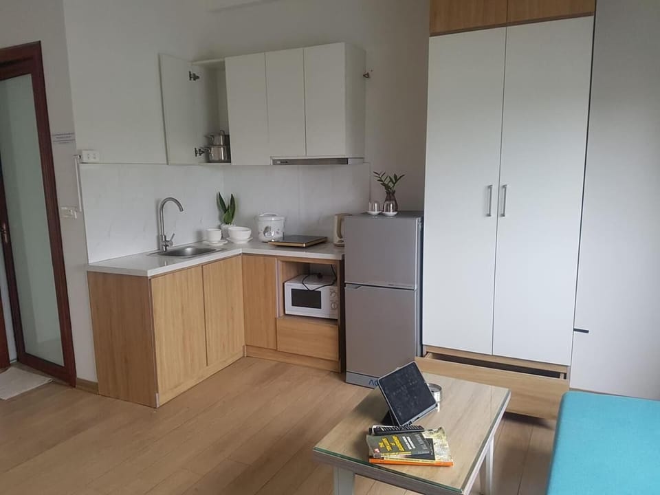 Business Studio, Balcony | Private kitchen | Electric kettle