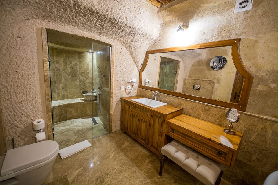 Exclusive Double Room, 1 King Bed | Bathroom | Hair dryer, slippers, towels