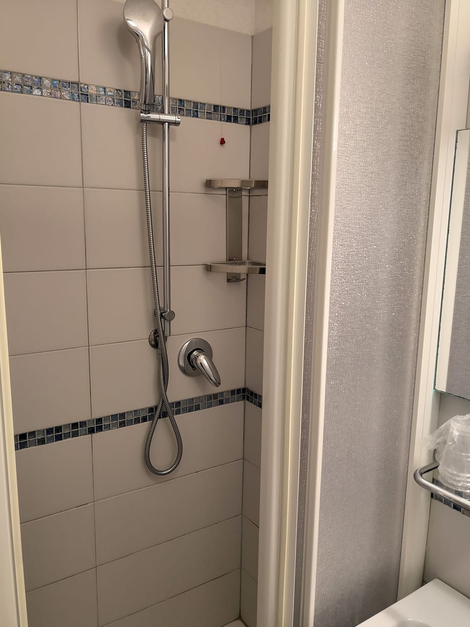 Room 2 - Basic | Bathroom | Shower, free toiletries, bidet, towels