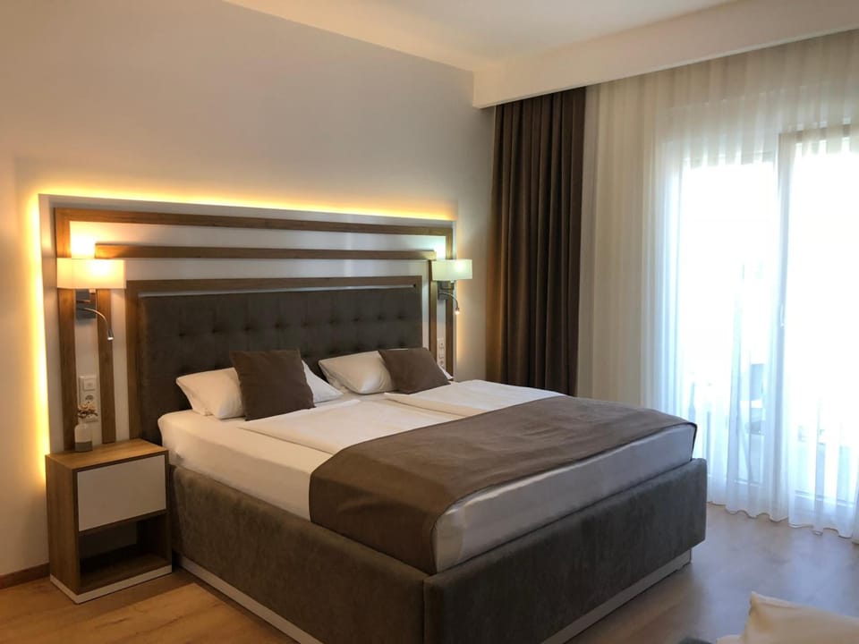 Minibar, in-room safe, desk, soundproofing