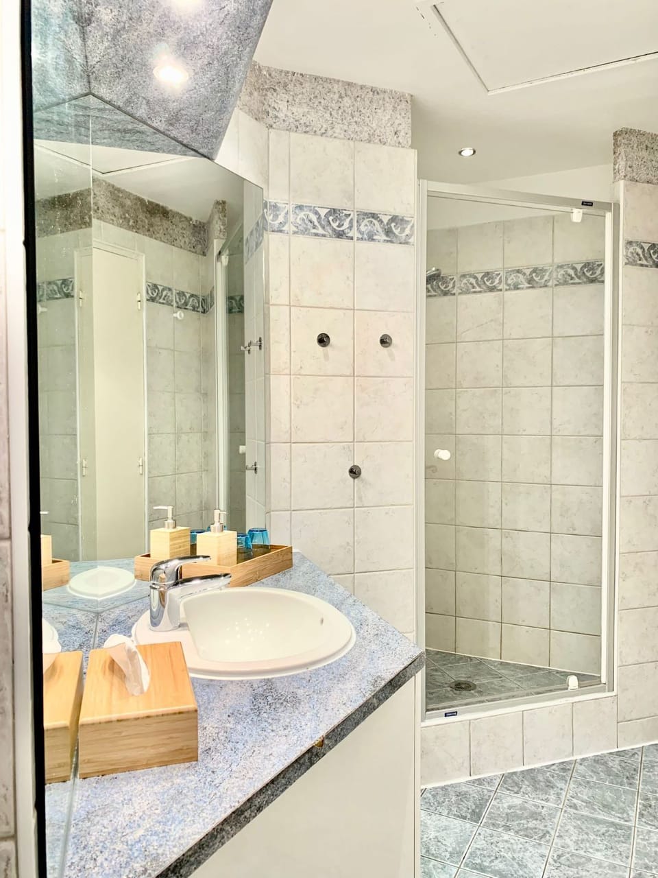 Family Quadruple Room, 1 Queen Bed with Sofa bed (Jasse) | Bathroom | Shower, hair dryer, towels