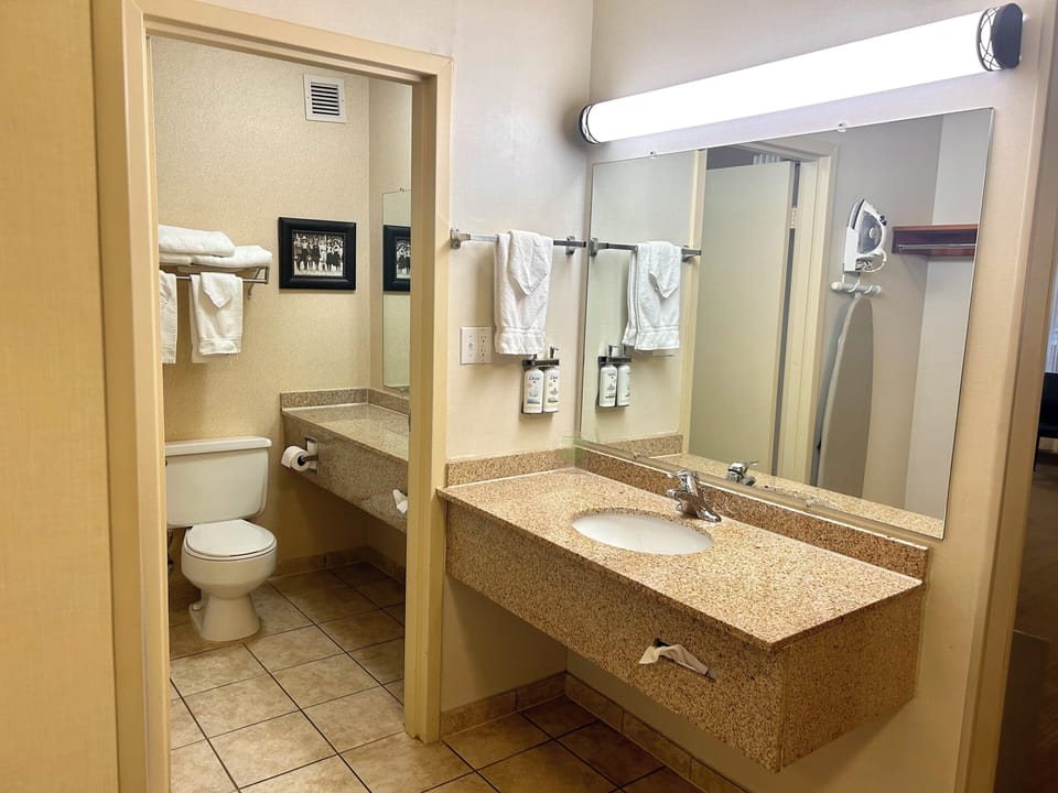 Combined shower/tub, hair dryer, towels