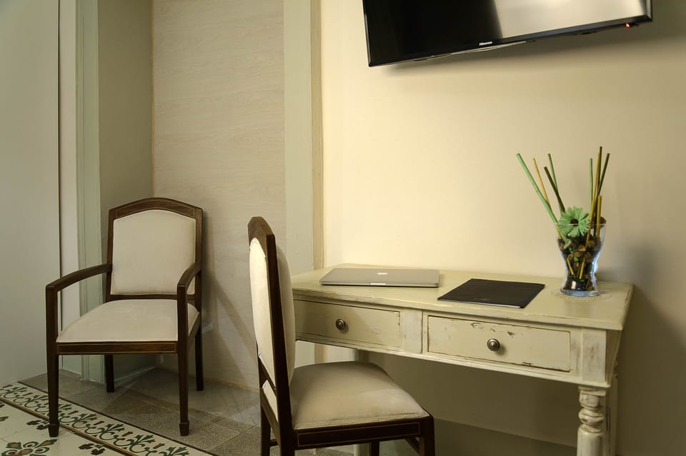 Deluxe Quadruple Room | Desk, soundproofing, free WiFi, bed sheets