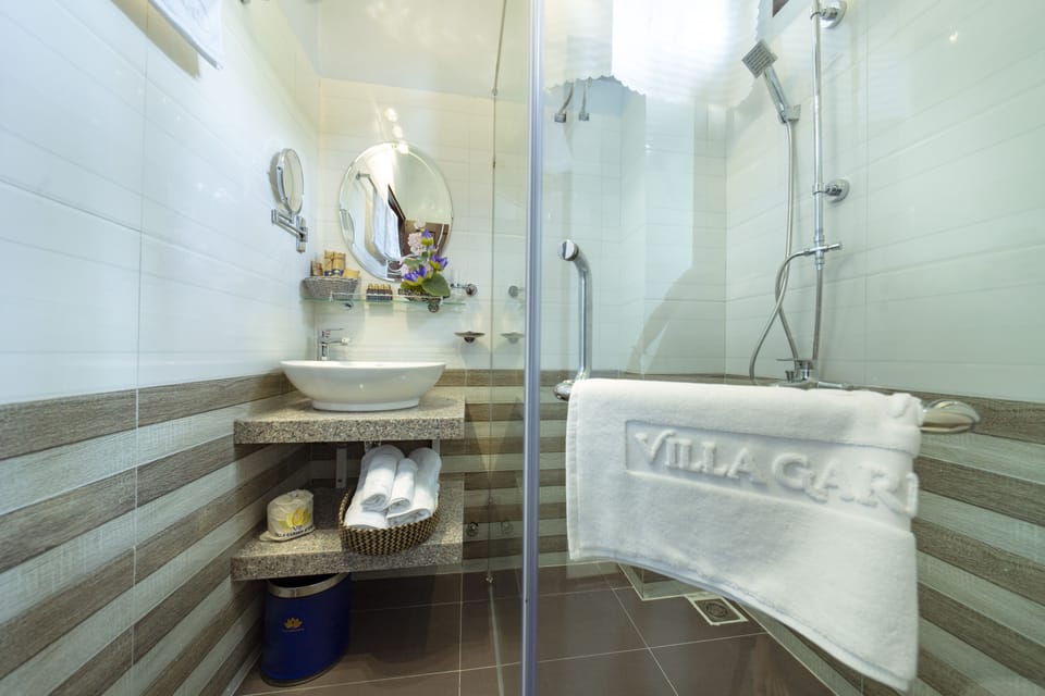 Standard Double Room | Bathroom | Shower, rainfall showerhead, free toiletries, hair dryer